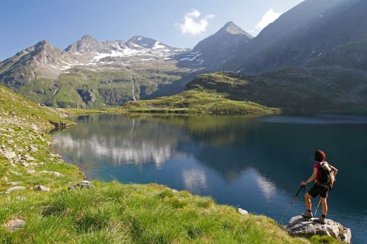 Frau beim Wandern zu einem Bergsee (c) Schladming Dachstein Tourismus