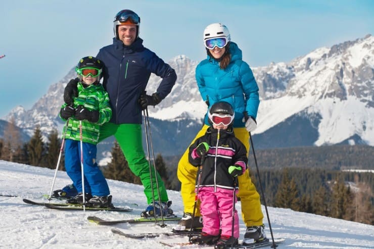 Familie beim Skifahren (c) Schladming Dachstein Tourismus