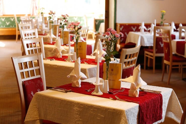 Gedeckte Tische im Restaurant