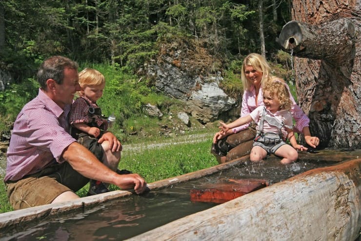 Familie am Brunnen