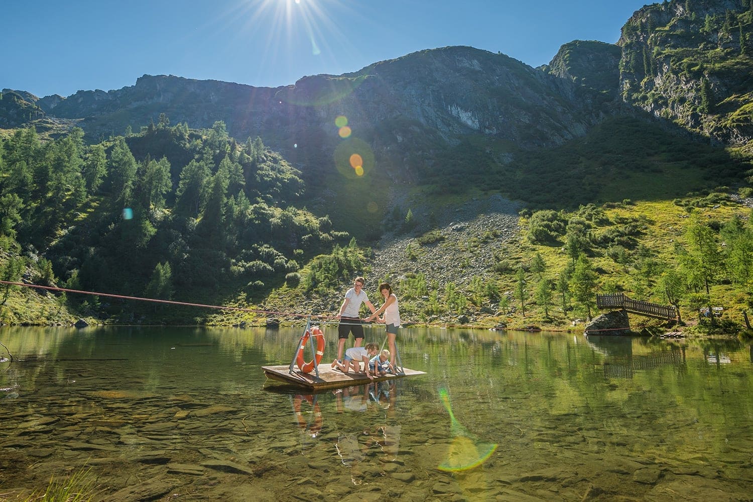 Floßfahren am Bergsee auf der Reiteralm © Schladming-Dachstein