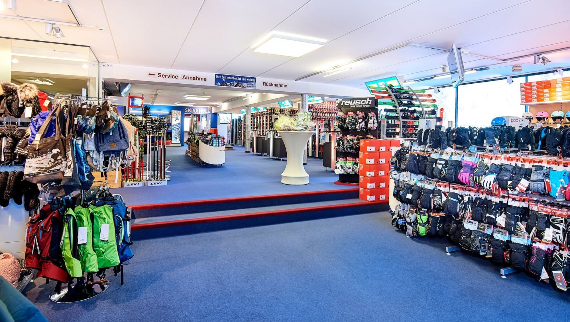 Moderne Skiausrüstung im Verleih © Intersport Gerhardter